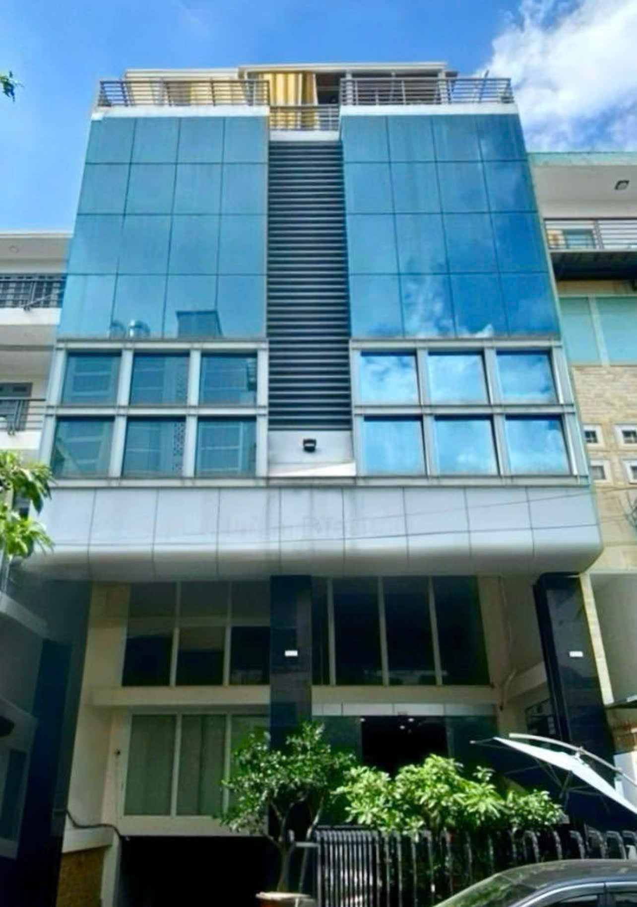 SIÊU PHẨM TRUNG TÂM CẦU GIẤY KINH DOANH Giá chào: Hơn 50 TỶ Diện tích: 225m² x 6 tầng Mặt tiền: 9.5m – Vỉa hè rộng