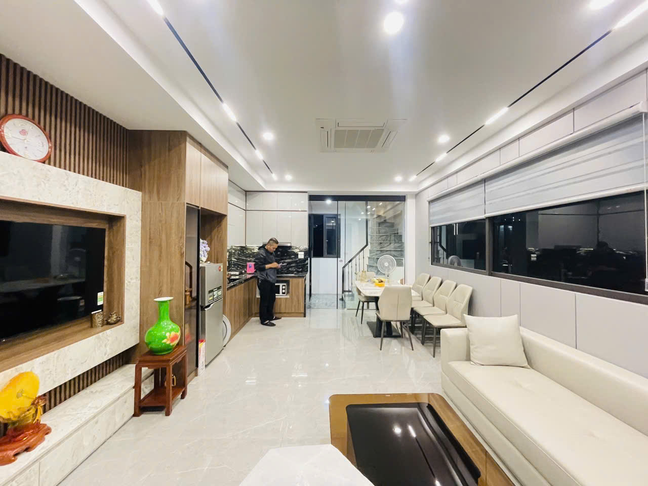 NHÀ LÔ GÓC – 6 TẦNG THANG MÁY – GARA Ô TÔ – FULL NỘI THẤT – DÂN TRÍ CAO! Nguyễn Sơn, Long Biên – 35/40m² – MT