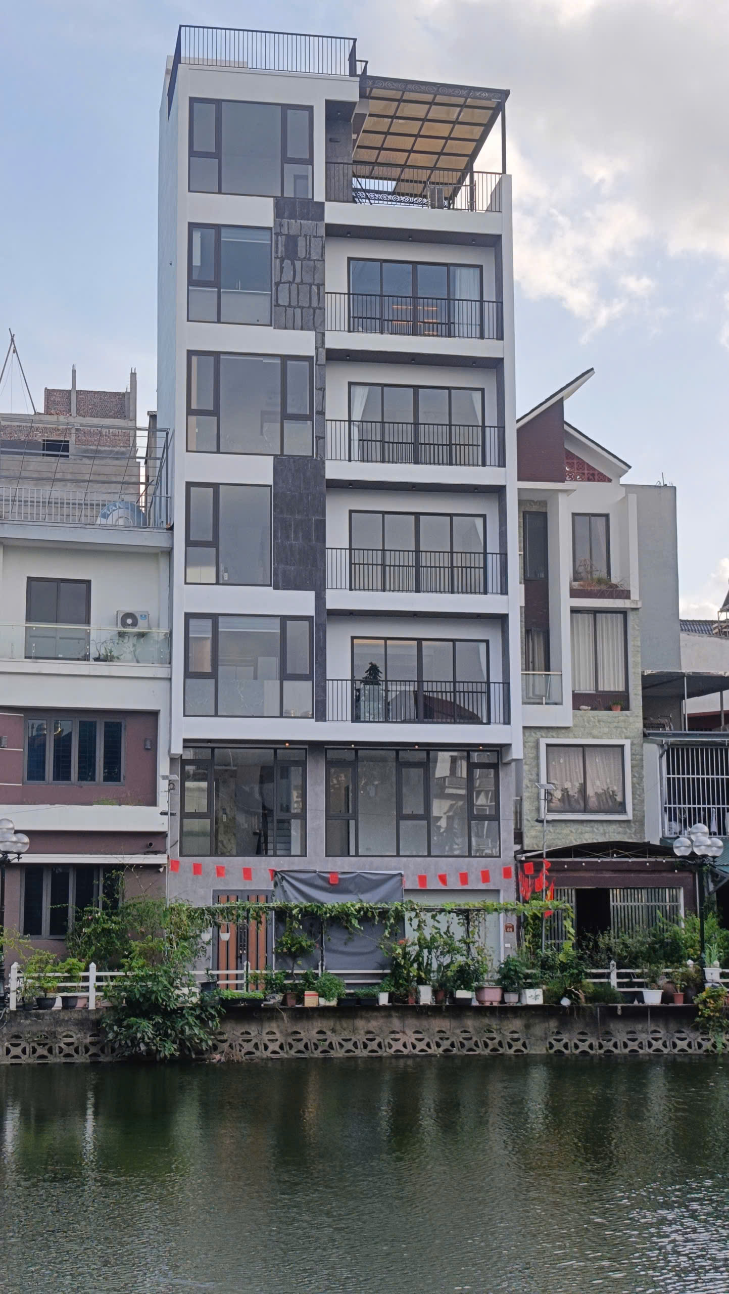 BÁN NHÀ MẶT HỒ LONG BIÊN - VIEW HỒ CỰC THOÁNG ĐẸP, GẦN CẦU LONG BIÊN