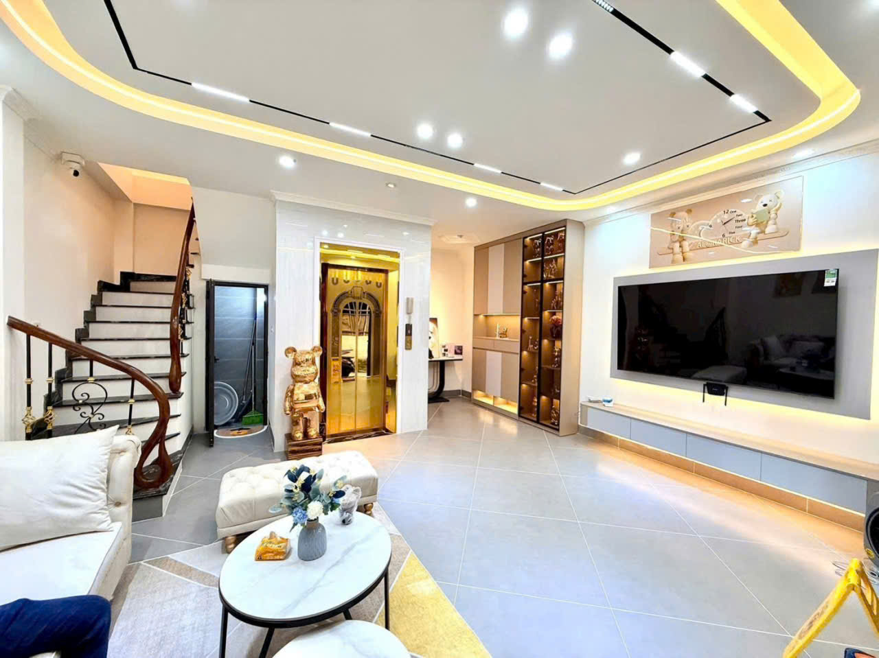 7 TẦNG THANG MÁY - MẶT TIỀN RỘNG - NỘI THẤT CHÂU ÂU - FULL ĐỒ -Thịnh Quang , Đống Đa 40m. giá 14.8 tỷ.