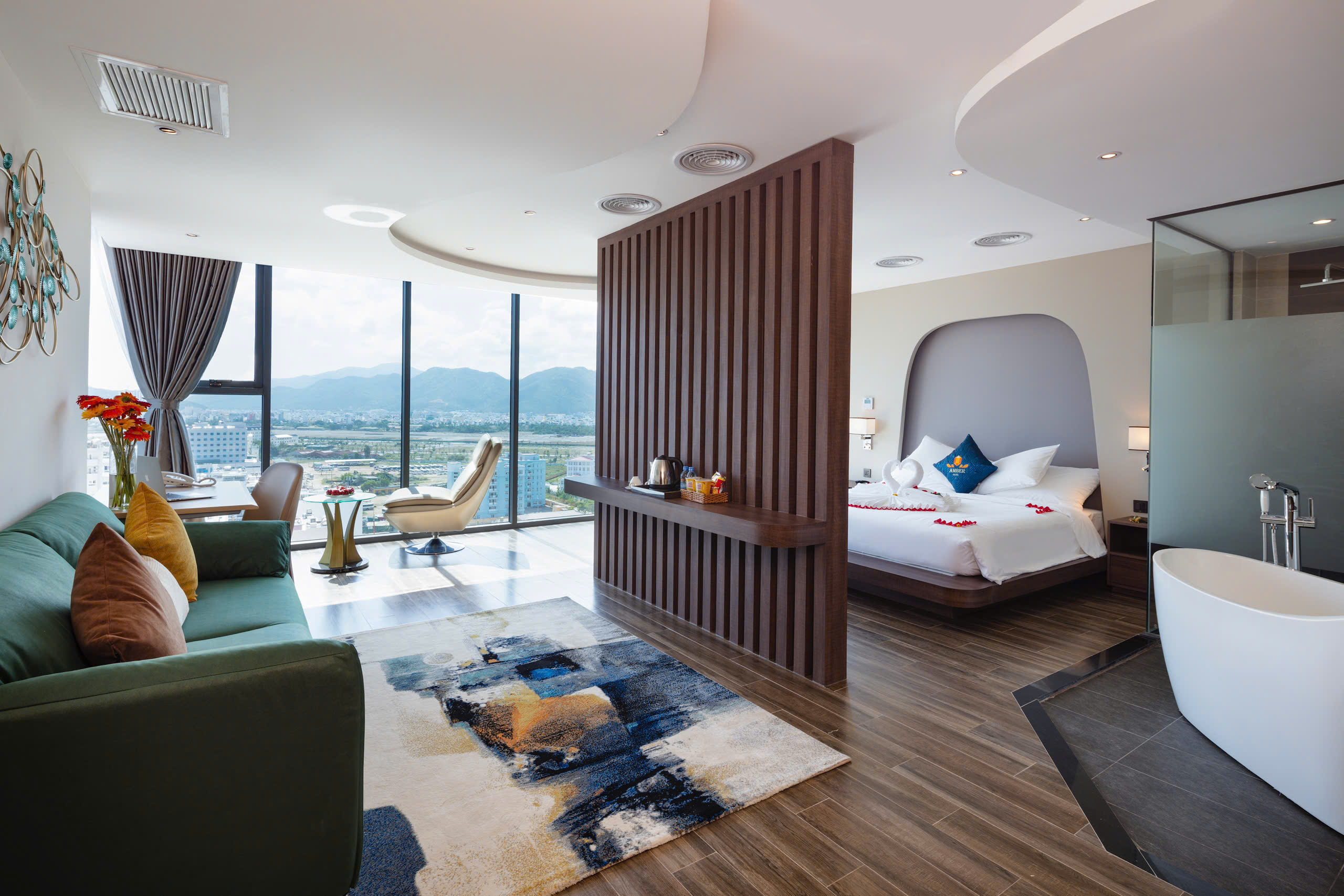 Chuyển nhượng KHÁCH SẠN 3 sao mặt tiền đường BIỆT THỰ Phố Tây TP Nha Trang Diện tích 142m2 Giá bán : 80 tỷ ( bớt lộc )