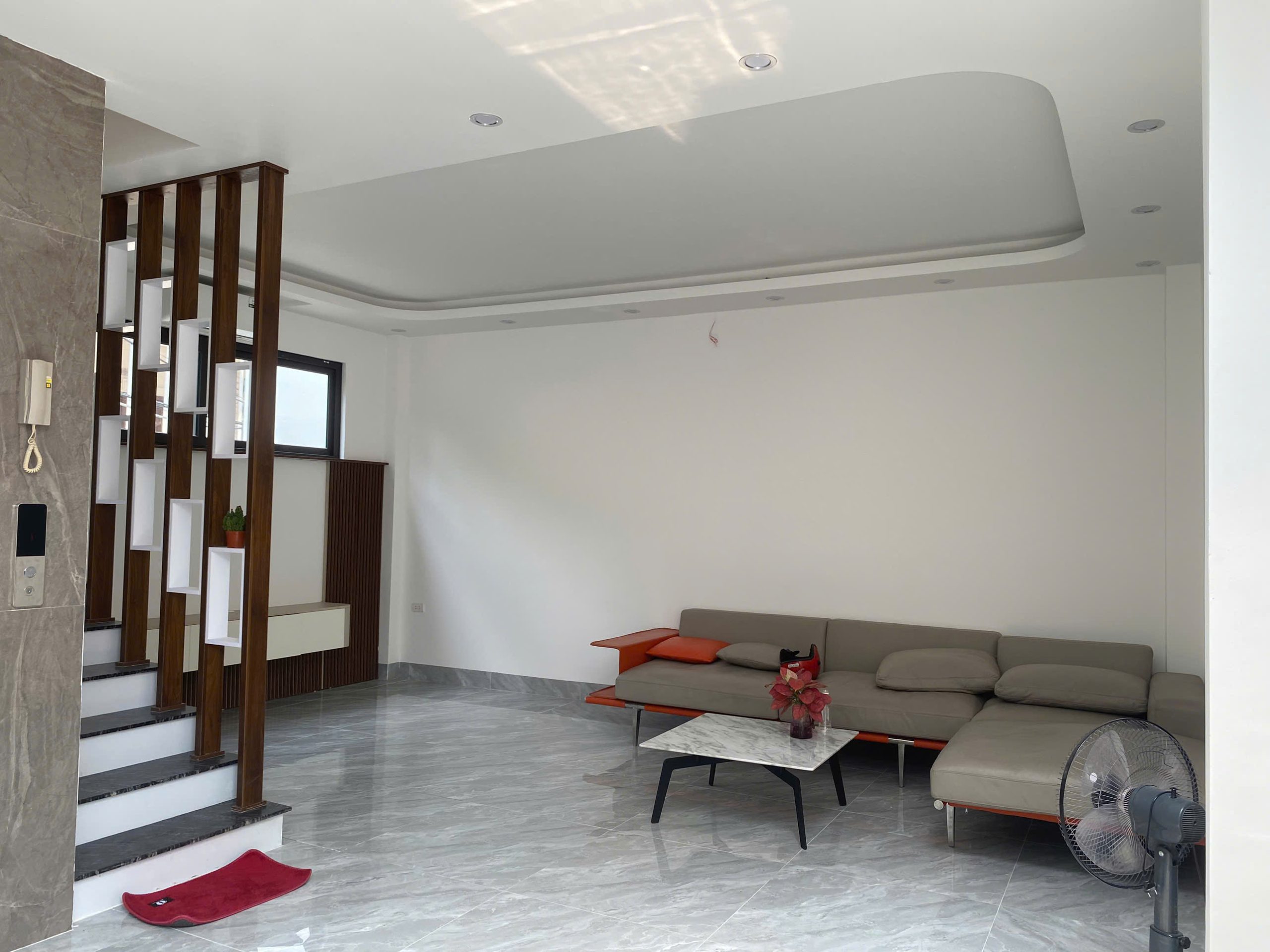 BÁN NHÀ PHỐ TRẠM, LONG BIÊN- OTO-THANG MÁY-2 THOÁNG-63M- NHỈNH 9 TỶ