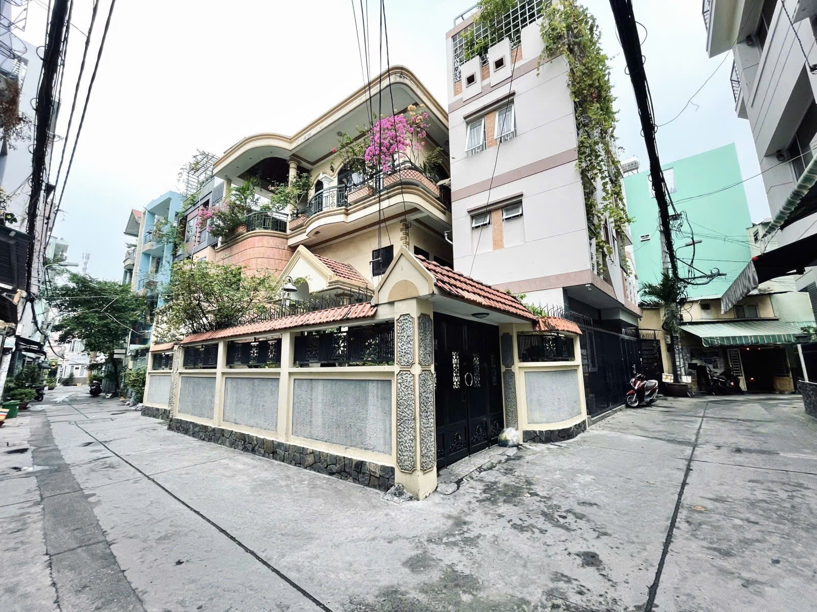 BIỆT THỰ PHAN XÍCH LONG - 270m2-NGANG 12.5M - 3 TẦNG - Ô TÔ TRÁNH - GẦN MT - CHÍNH CHỦ CHƯA QUA ĐẦU TƯ