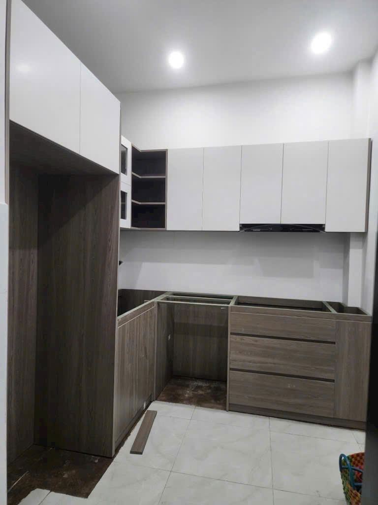 Nhà đường oto ra vào. Kẹt nên cần bán gấp. Giá còn bớt, gần ngã từ Thủ Đức