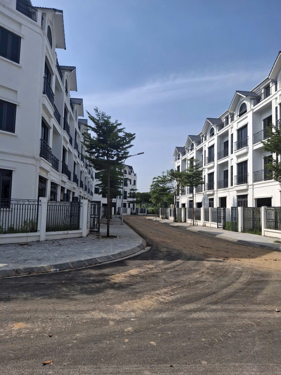 BIỆT THỰ 3 MẶT THOÁNG - SỔ ĐỎ 144M. MT 10M. 4 TẦNG TRƯỚC NHÀ Ô TÔ TRÁNH