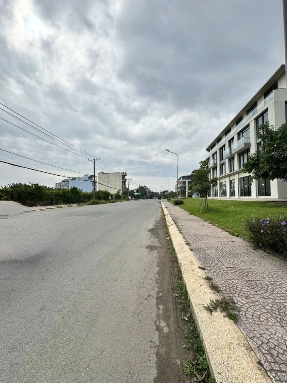 Đất đẹp mặt tiền đường Bưng Ông Thoàn- liền kề đường Liên Phường Q9 cũ TP HCM