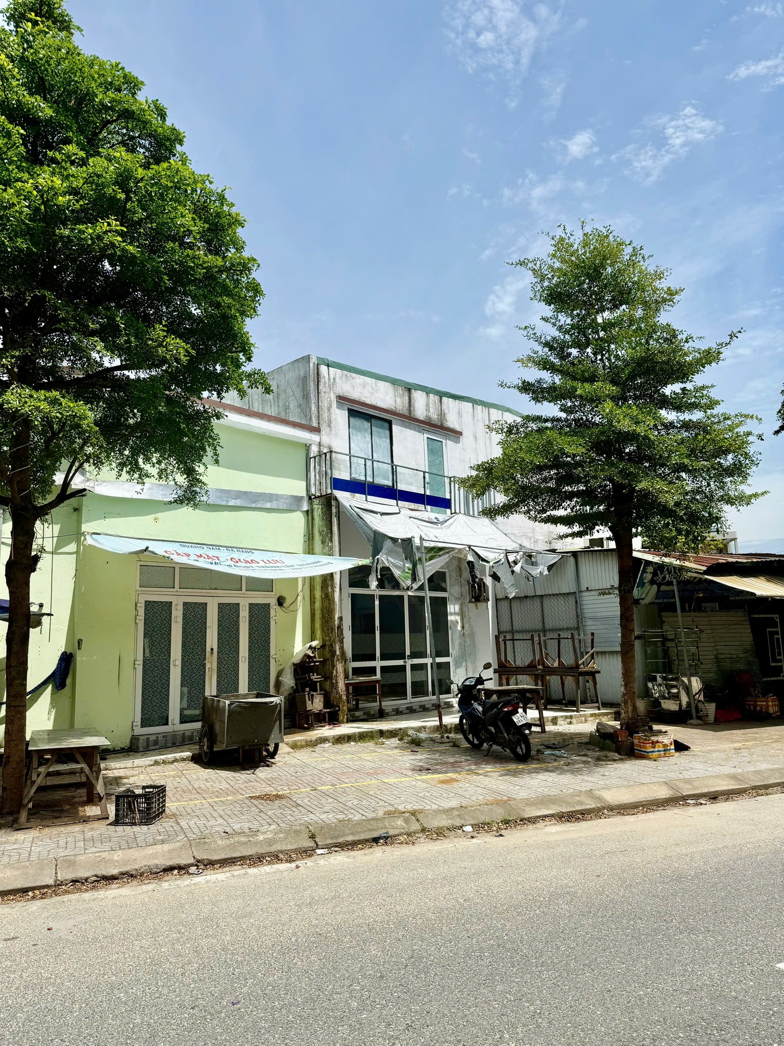 Bán nhà 2 mặt tiền đường Hoàng Thị Loan (đoạn dưới chân cầu Ngã 3 Huế)