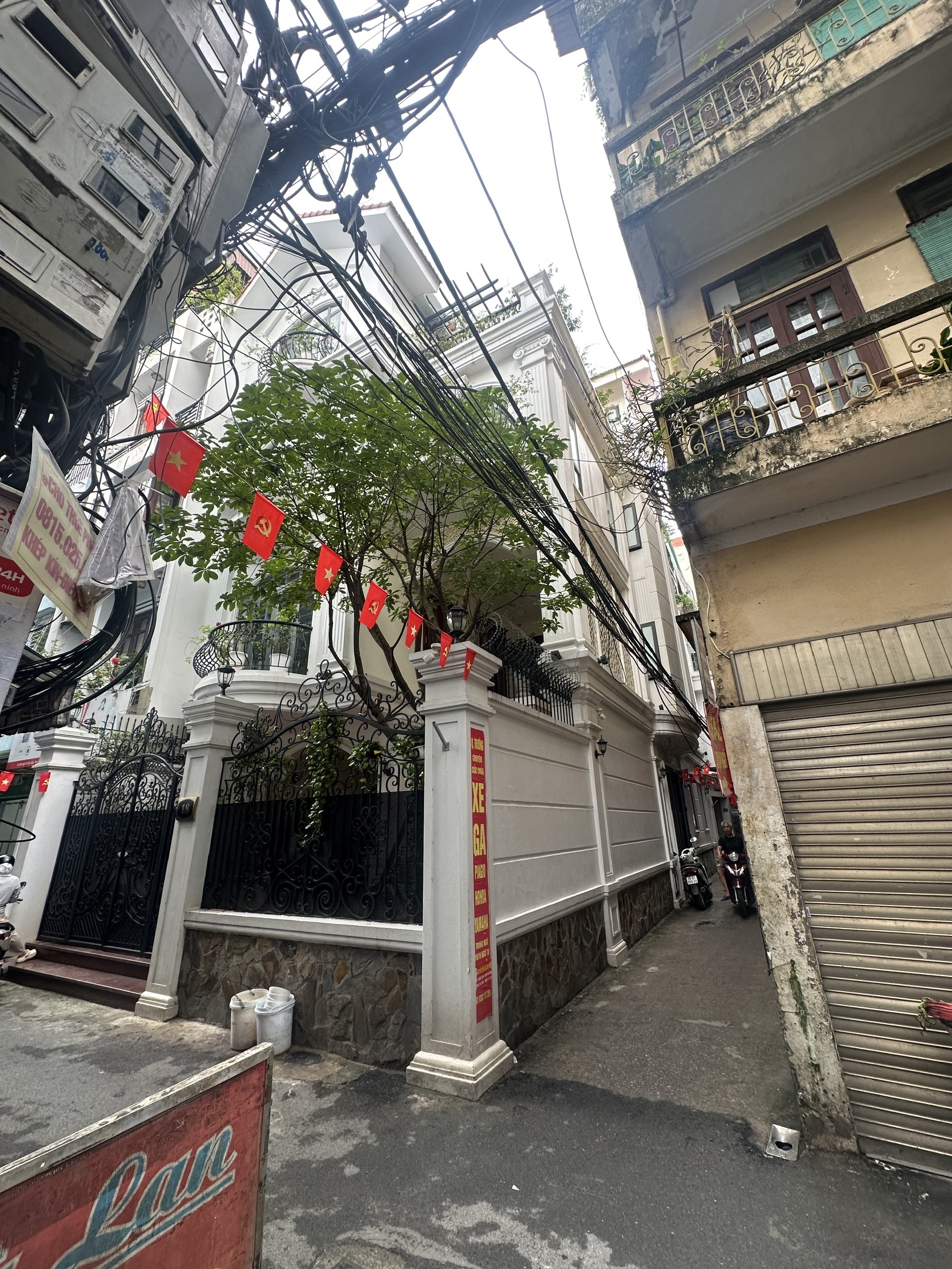 NHÀ ĐẸP LỘNG LẪY- TRUNG TÂM CẦU GIẤY- DÂN XÂY CHẮC CHẮN - VUÔNG VỨC NỞ HẬU_ 4 TẦNG – 38/42M2 – 11,5 TỶ.