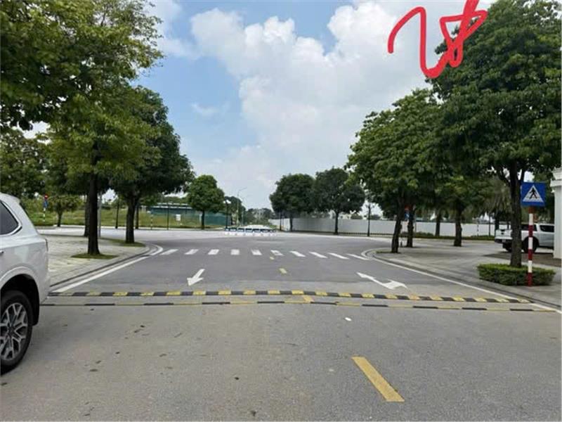 NHÀ LIỀN KỀ HOA HỒNG 1 – Vinhomes - View trực diện mặt hồ và khu biệt thự đơn lập