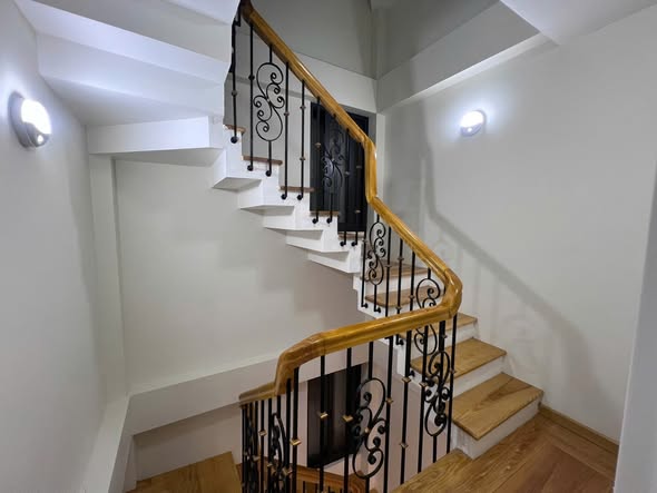 Nhà đẹp Lạc Long Quân, DT30m², 5 tầng, 3P. ngủ, ô chờ thang máy (11 tỷ)