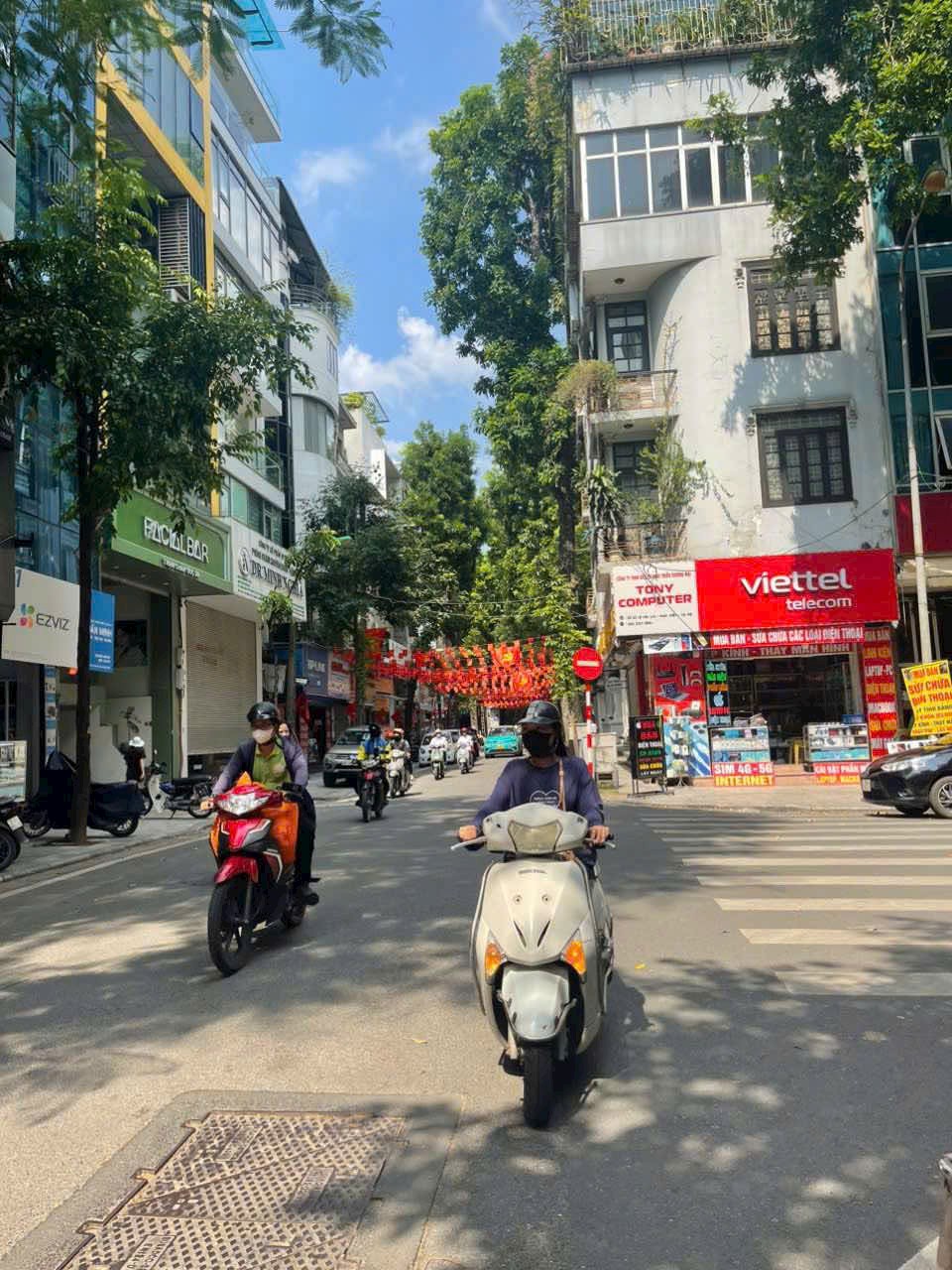 NHÀ MẶT PHỐ. Mặt tiền 4.8 mét, sáng trưng đón nắng. Thang máy đưa đón khách yêu thương