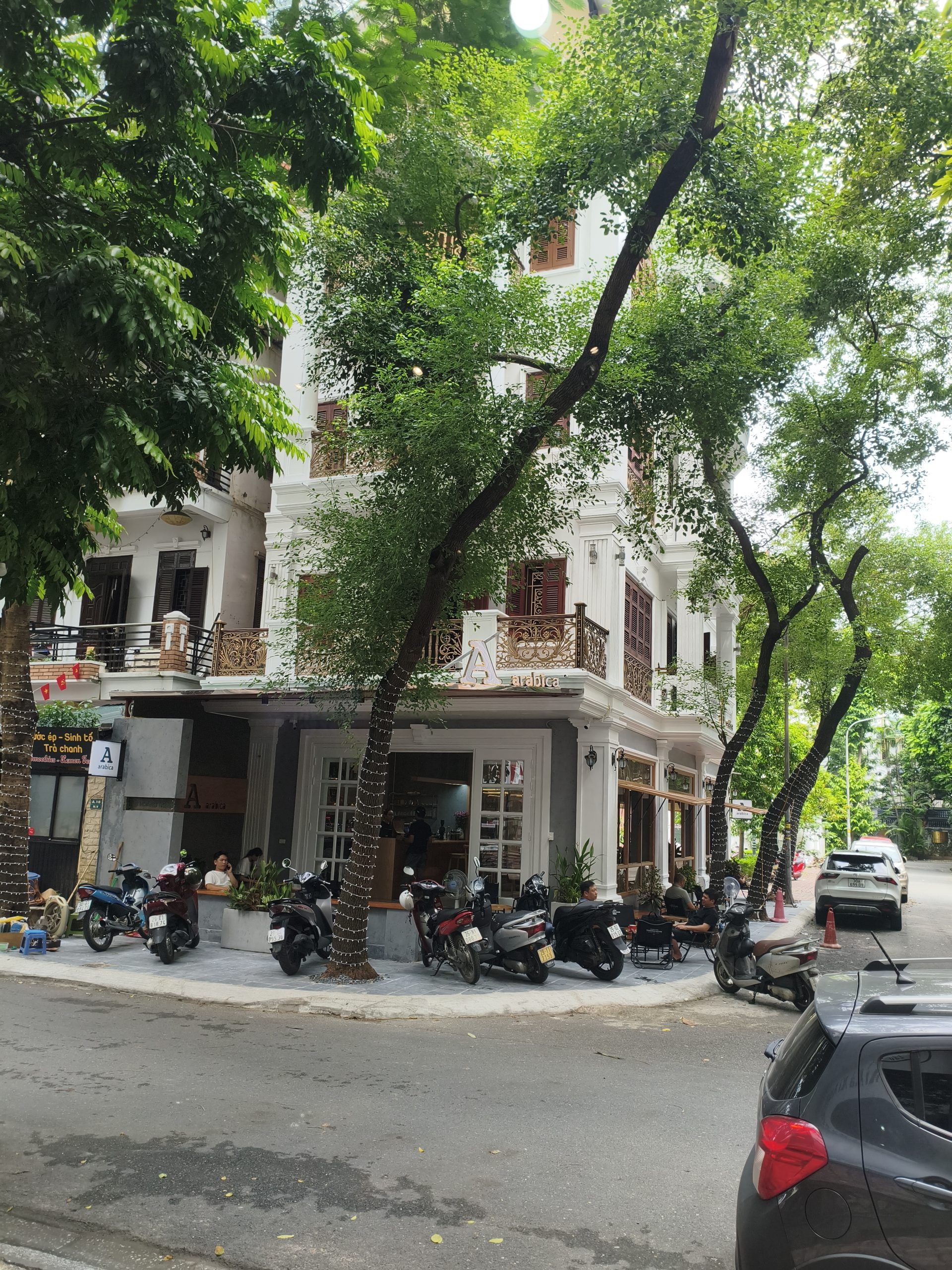 Bán nhà phố Cầu Giấy , Khu phân lô quan chức, có BV riêng, Ô tô tránh , Mt 7.2m , Dt 133m, 42.5 tỷ.