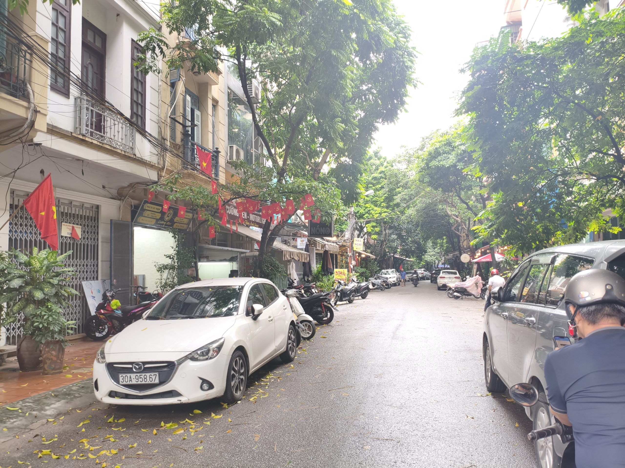 Bán nhà phố Trung Kính , Cầu Giấy , đường 3 ô tô tránh , KD , 1 nhà MP , Dt 92m , Giá 400tr/m ( TL)