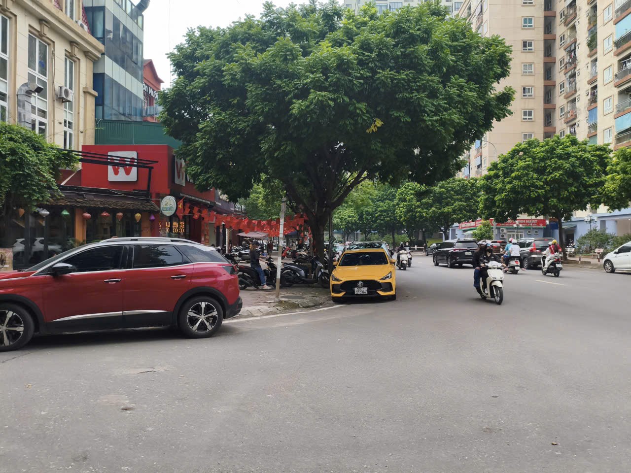 Bán toà nhà 6 tầng phố Trung Kính, Phân lô, 2 ô tô tránh, có gara , DT 105m MT 5m, 31.9 tỷ có thương lượng.