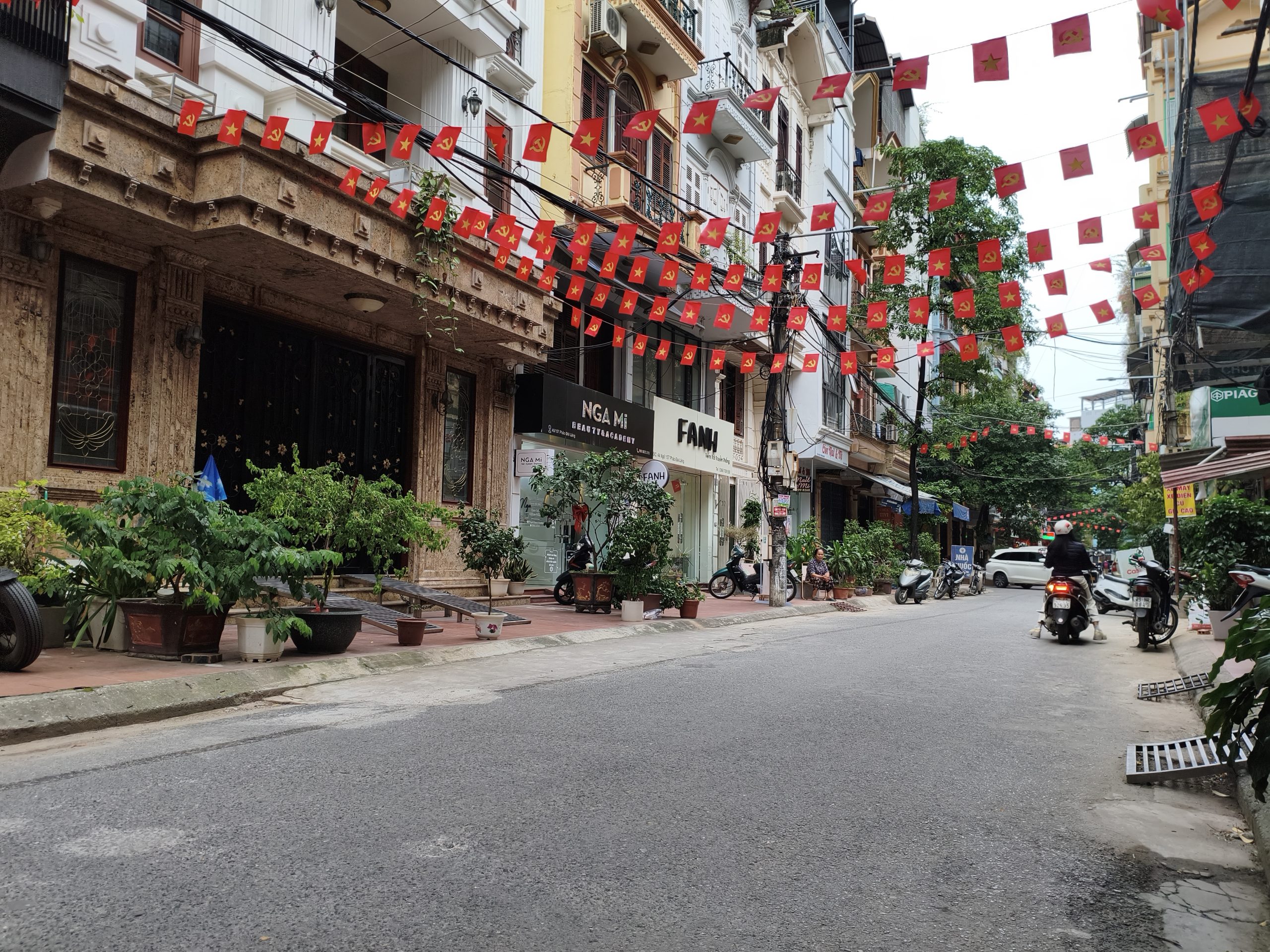 Bán nhà Huỳnh Thúc Kháng- Pháo Đài Láng . Phân lô, vỉa hè 4m , đường 3 ô tô tránh, KD , 5 tầng ,Mt 4.5m, 23 tỷ