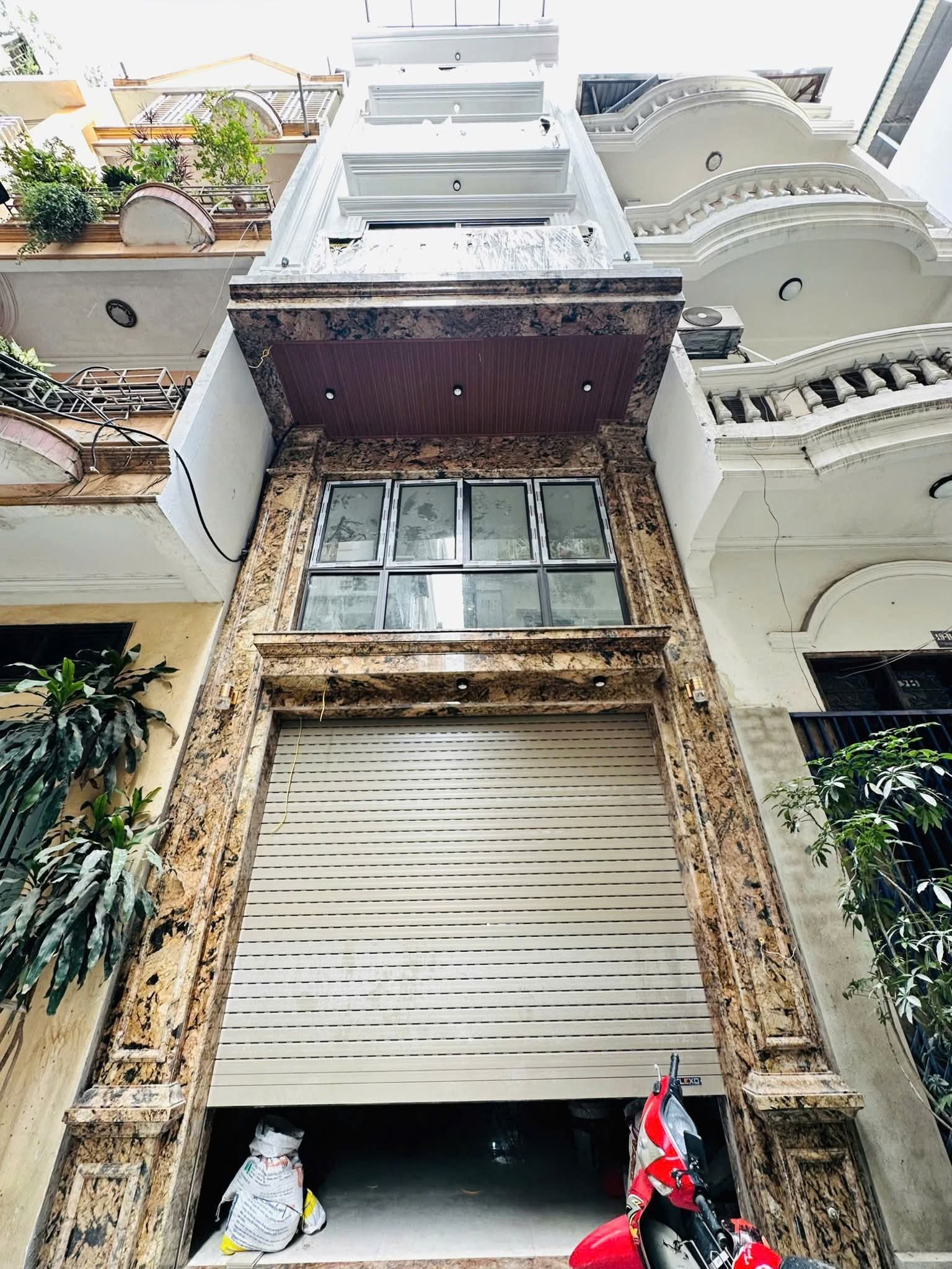 Bán nhà Phân Lô Trần Quốc Hoàn- Cầu Giấy 7 T Thang máy. Kính Coong.