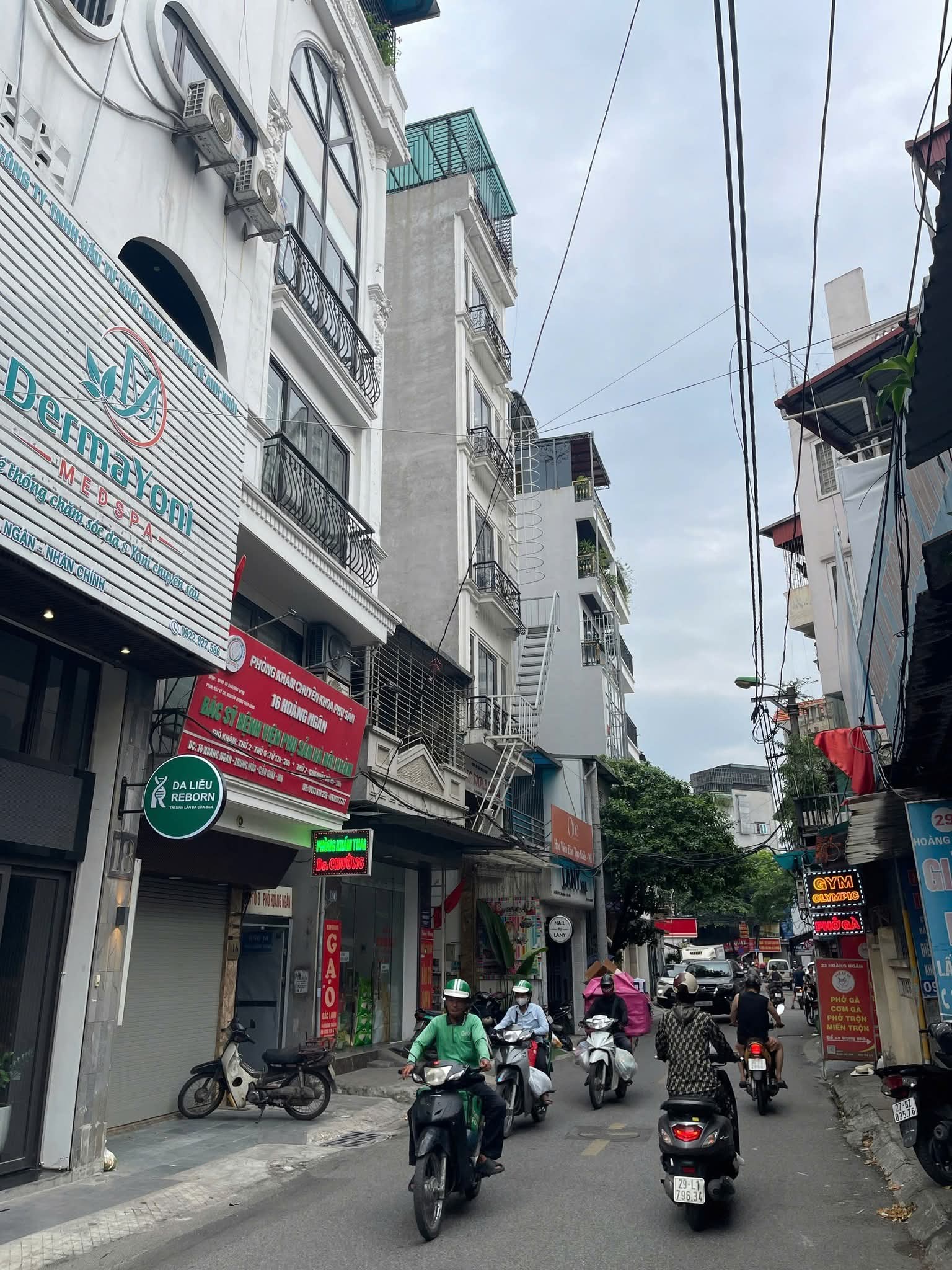 MẶT PHỐ HOÀNG NGÂN - VỈA HÈ - ÔTÔ TRÁNH -