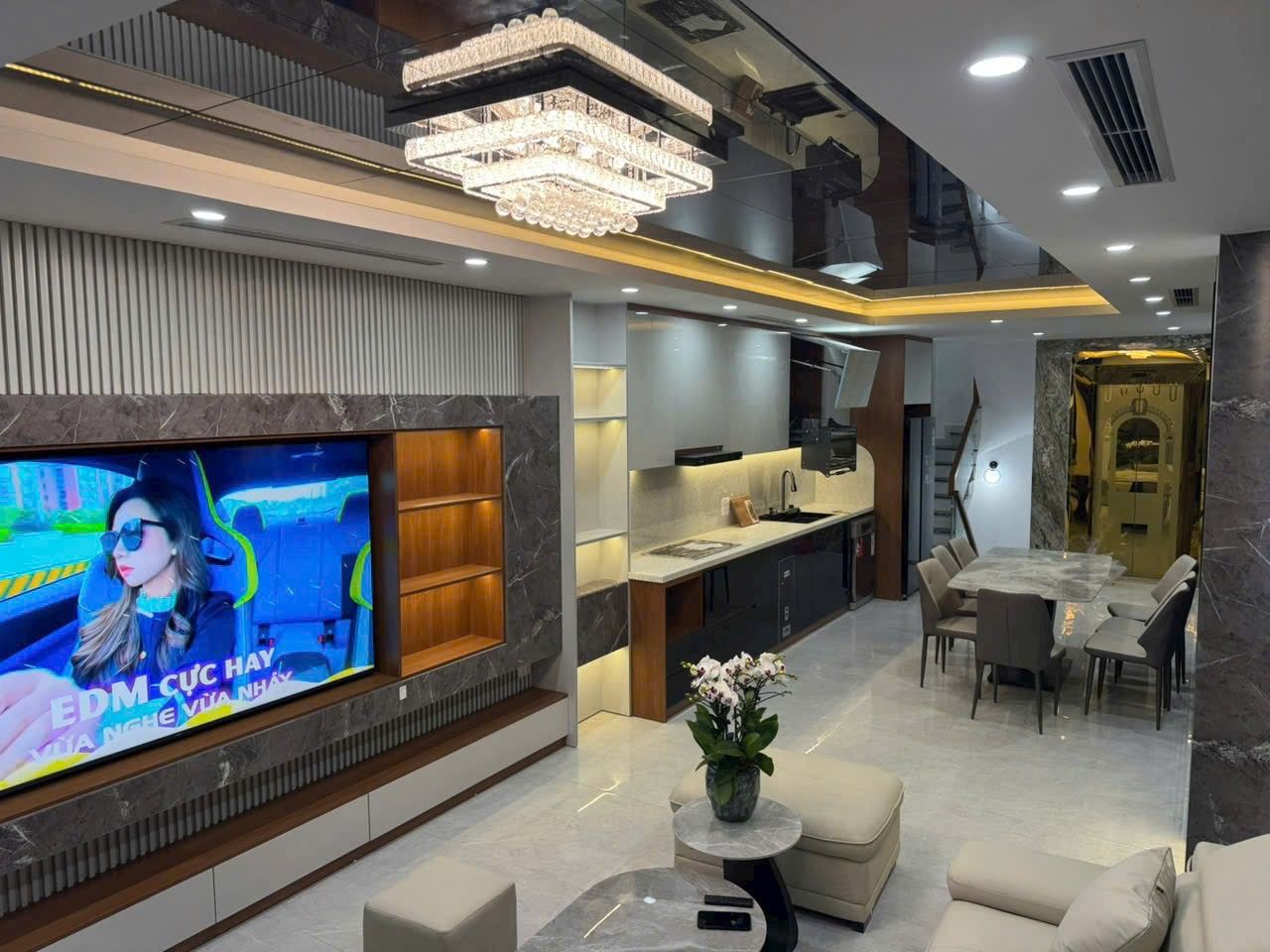 CHÍNH CHỦ GỬI BÁN SIÊU PHẨM PHỐ TRẠM – NHÀ 7 TẦNG THANG MÁY – GARA 2 Ô TÔ – FULL NỘI THẤT CAO CẤP