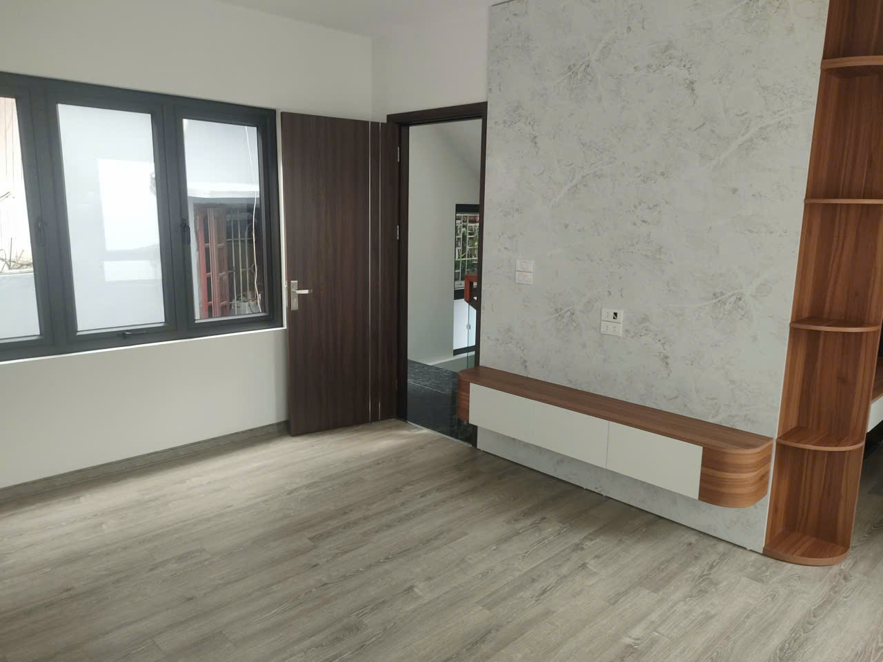 Bán nhà Lạc Long Quân - Tây Hồ, DT75m2, MT4.8m, gần Hồ Tây lộng gió (Chỉ 11.3 tỷ)