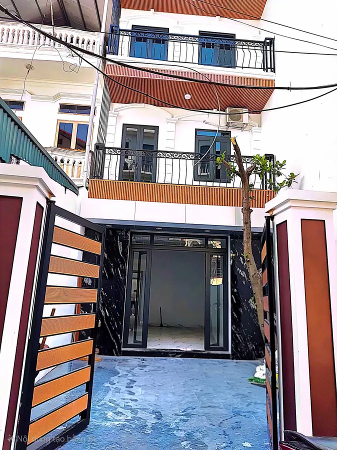 NHÀ ĐẸP NGÕ NÔNG 3 GÁC QUA Phố Chu Huy Mân 103 m2 X 4 Tầng mặt tiền 4.7m X 12.3 Tỷ Long Biên Hà Nội.