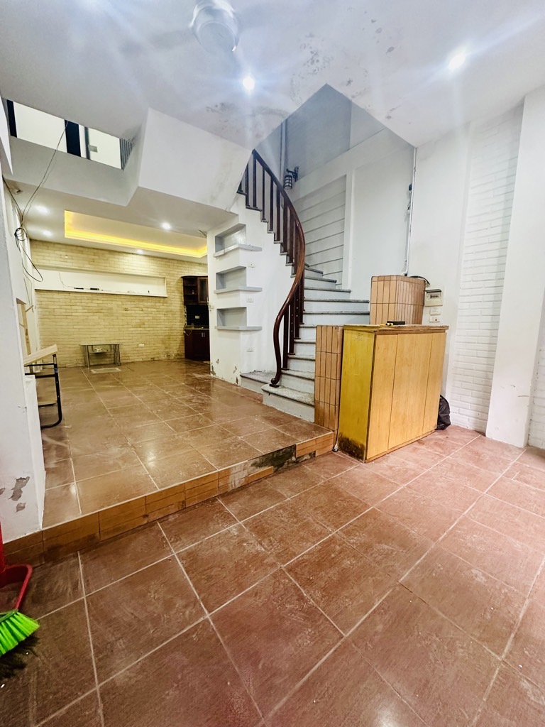 Bán nhà Bằng B, Hoàng Mai, 1 nhà ra Ô tô, gần phố, 41 m2, 9 tỷ(CTL)