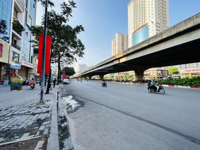 Gia chủ đi nước ngoài định cư cần bán gấp căn nhà mặt phố Nguyễn Xiển lô góc 6 tầng thang máy