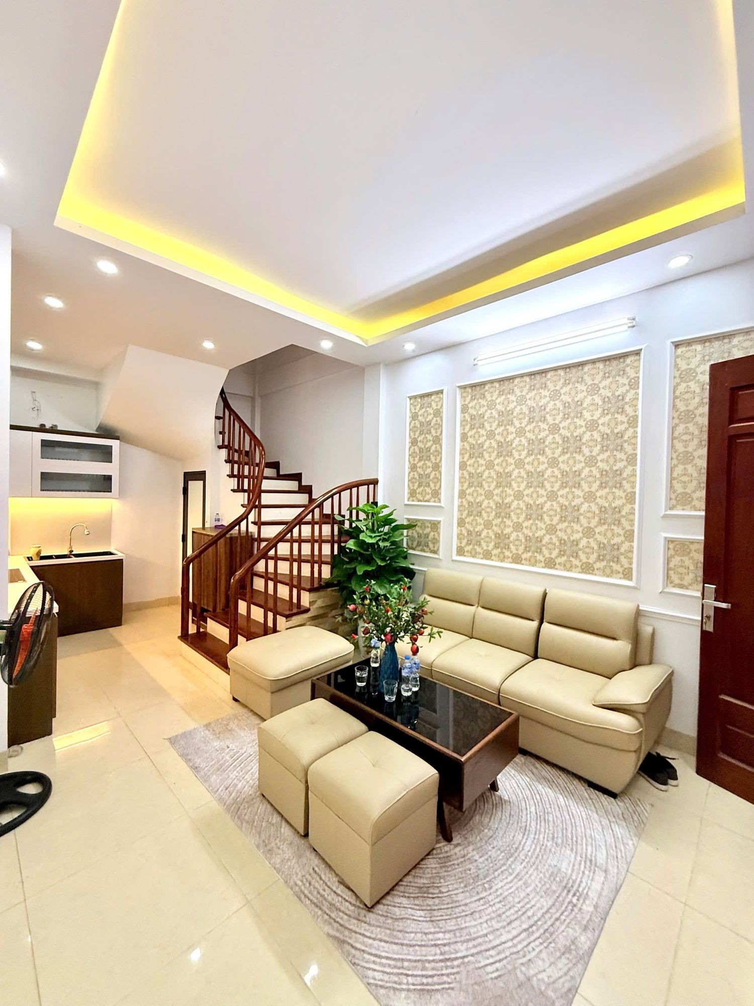 PHỐ HUỲNH THÚC KHÁNG - NHÀ ĐẸP Ở NGAY - 36M2 - LÔ GÓC - NGÕ THÔNG - GẦN OTO ĐỖ