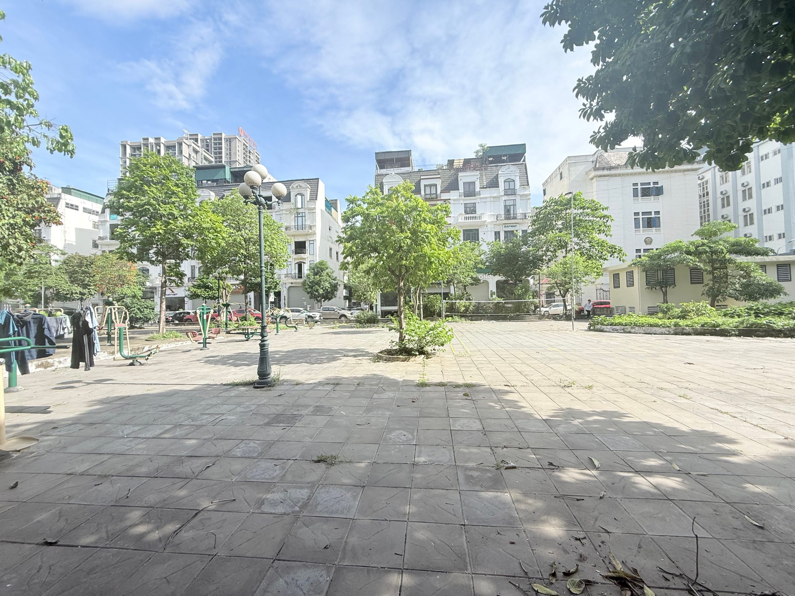 BÁN TÒA NHÀ VĂN PHÒNG PHỐ DỊCH VỌNG HẬU-Q.CẦU GIẤY, DT 290M x 9T x MT 16M VIEW CÔNG VIÊN.