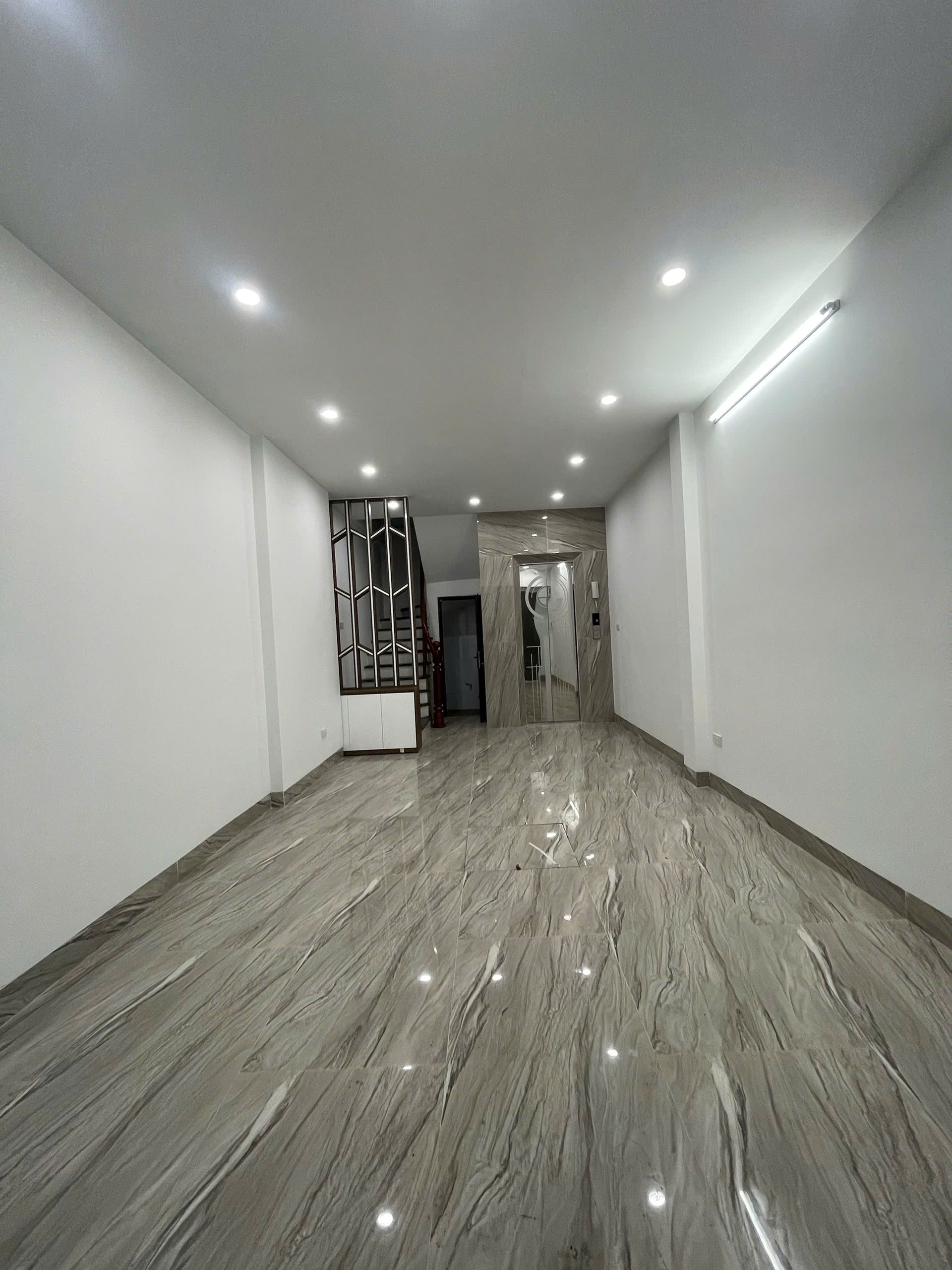 Bán nhà Thạch Bàn - Long Biên, 36m2, 6 tầng thang máy, ngõ ô tô, gần Aeon Mall Long Biên
