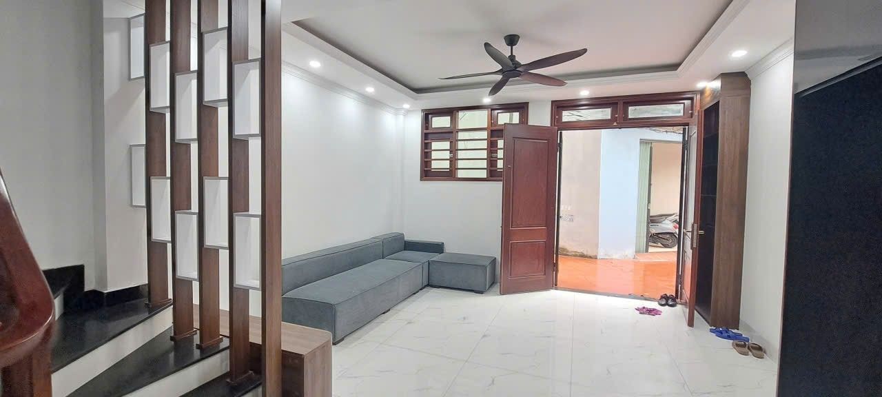 Bán nhà 5 tầng Nguyễn Văn Cừ Long Biên, full nội thất, gần AEON Mall, ô tô đỗ cổng, sổ đỏ chính chủ, giá chỉ 7.6 tỷ.