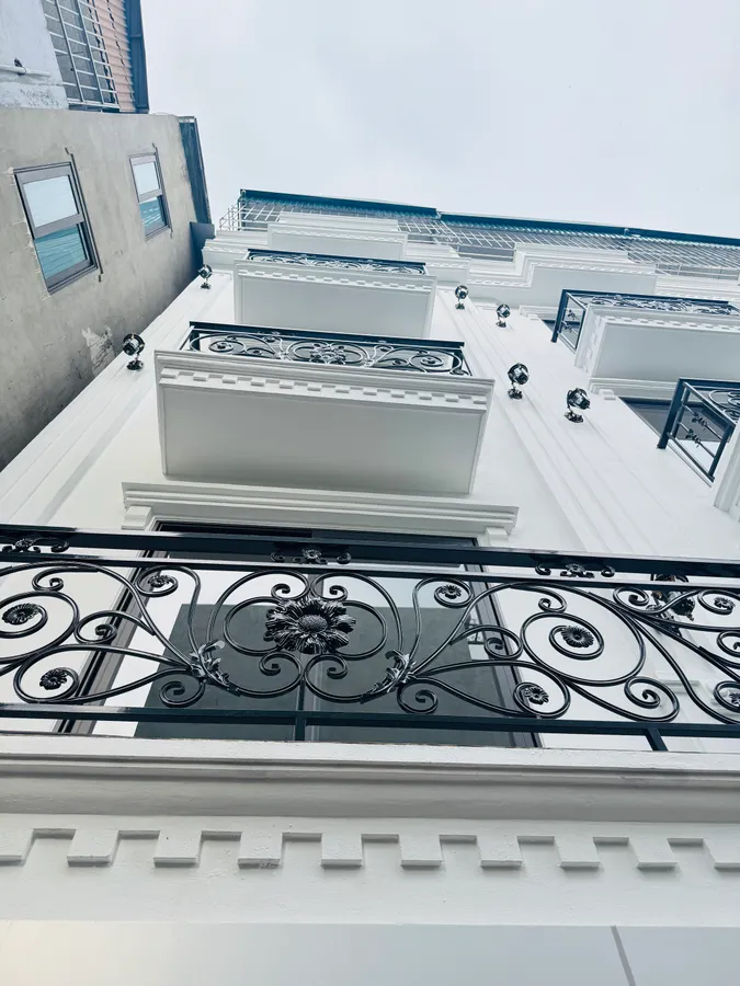 NHÀ MỚI NỘI THẤT ĐẸP Nguyễn Văn Linh 30 m2 X 5 Tầng X 5.8 tỷ Long Biên Hà Nội.
