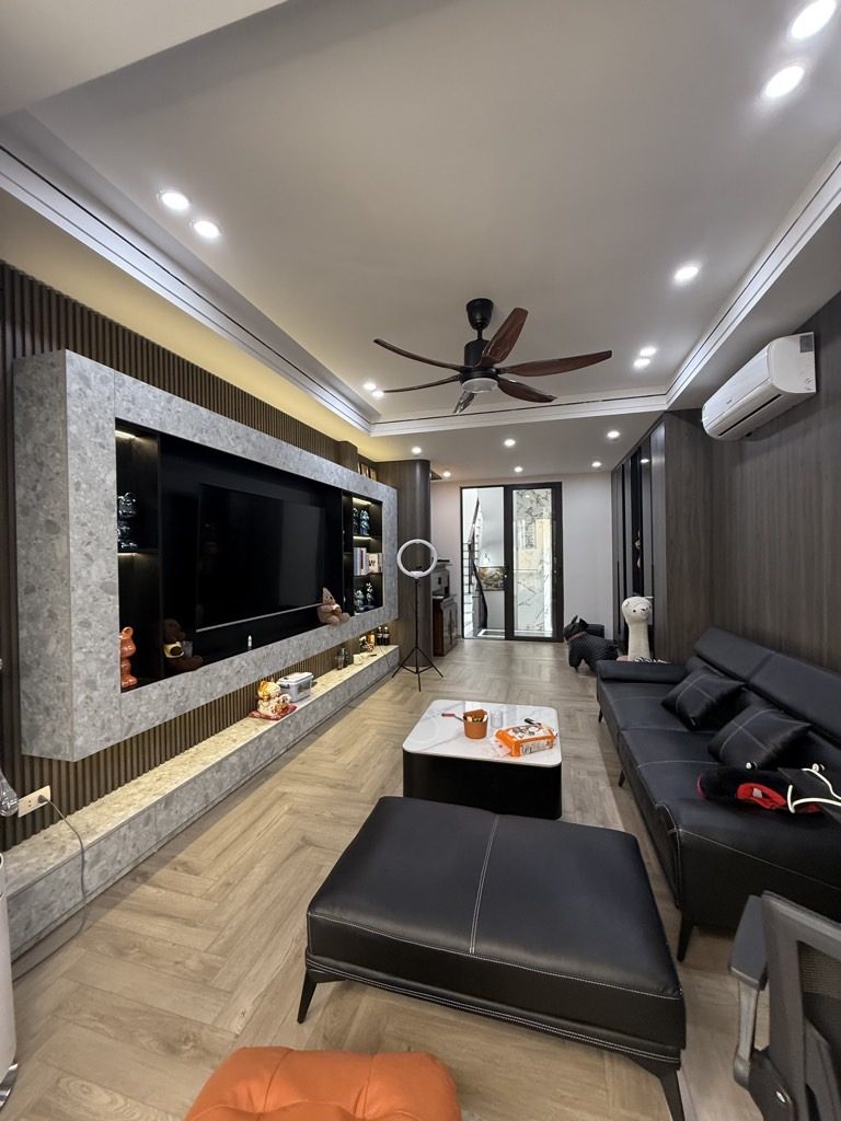 BÁN NHÀ HỒNG TIẾN LONG BIÊN,OTO ĐỖ CỬA,THANG MÁY,NGÕ THÔNG,45M NHỈNH11 TỶ