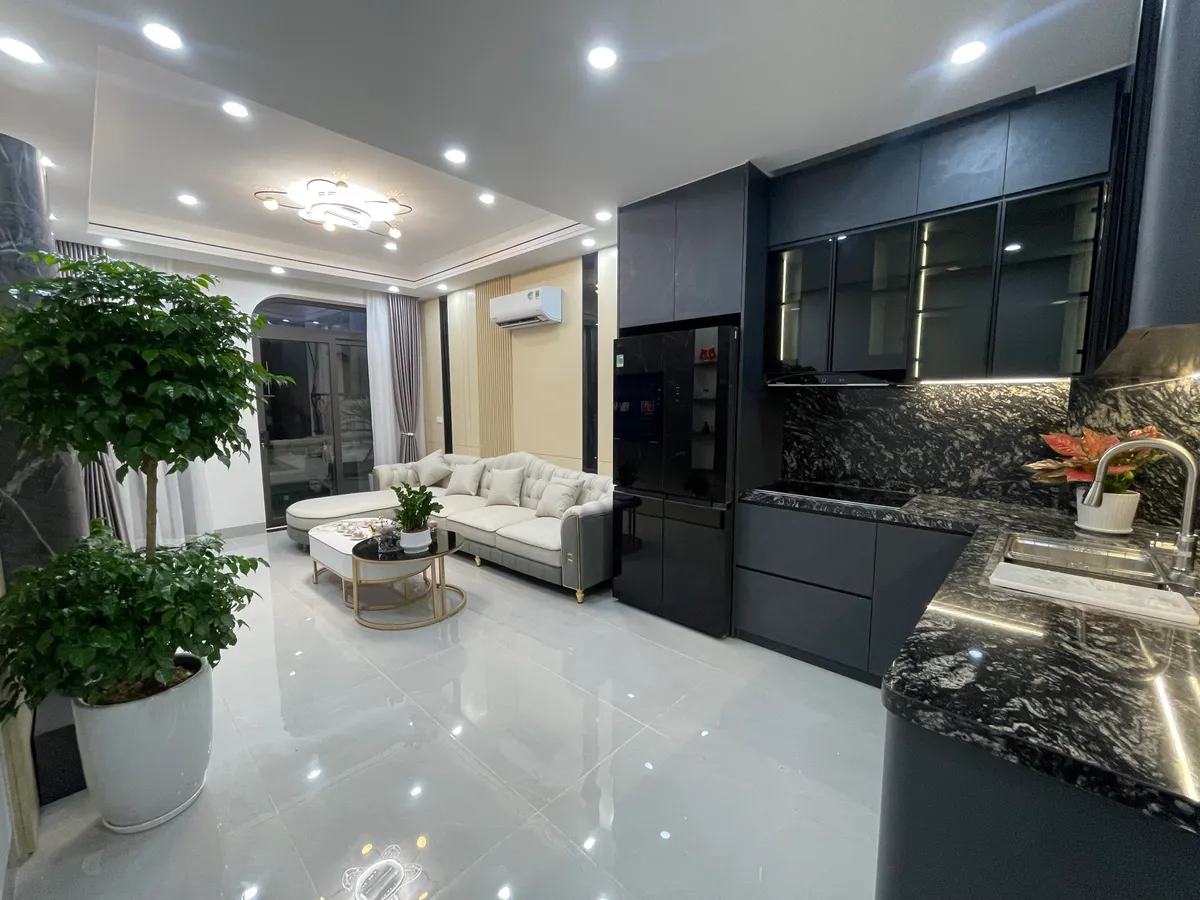 Nhà 6 tầng thang máy + ô tô vào nhà – Full nội thất cao cấp Phố Thạch Bàn 39m2 X 12.5 TỶ.