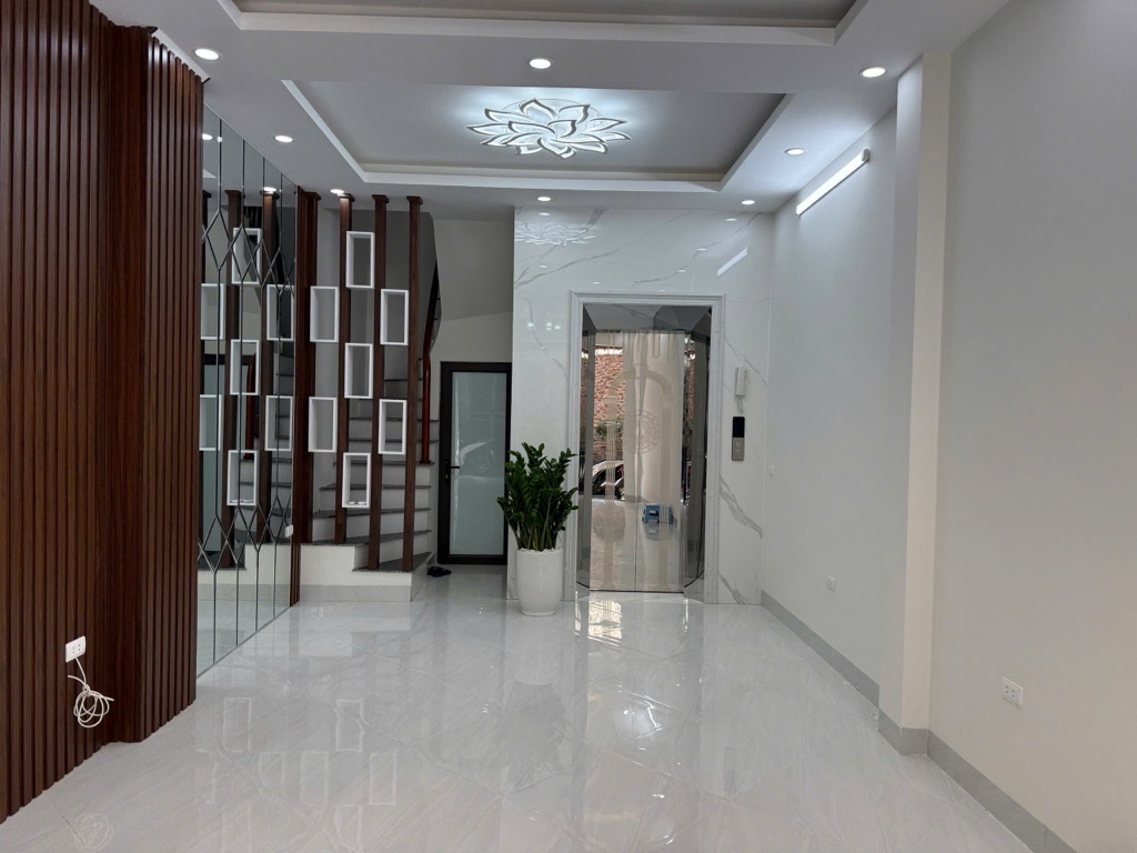 Bán nhà Nguyễn Chính, Hoàng Mai, Gara Oto, thang máy, kinh doanh, 40m2, 10.3 tỷ(CTL)