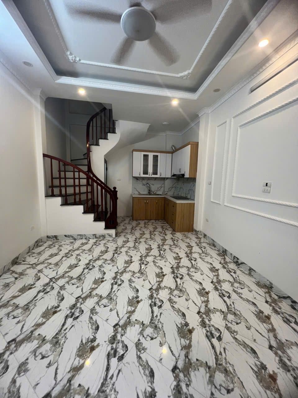 BÁT KHỐI - 31.3M² - 5 TẦNG - 5.7 TỶ GẦN HỒ ĐIỀU HÒA - GẦN Ô TÔ - TIỆN ÍCH ĐẦY ĐỦ