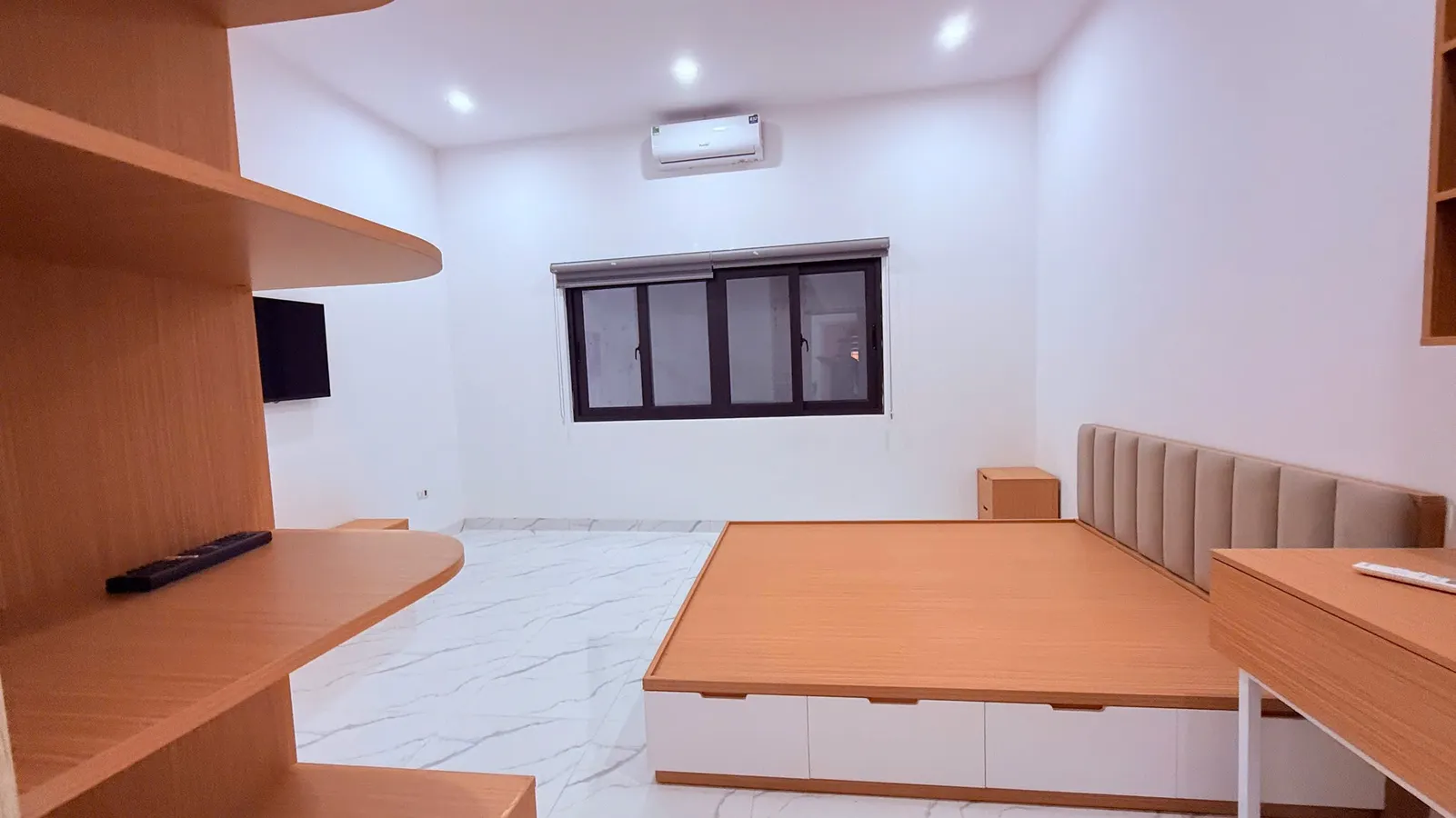 Bán Nhà Hoàng Hoa Thám. Ba Đình. DT 58m2. MT 4,9m. 3 Tầng. Giá 8,56 Tỷ.