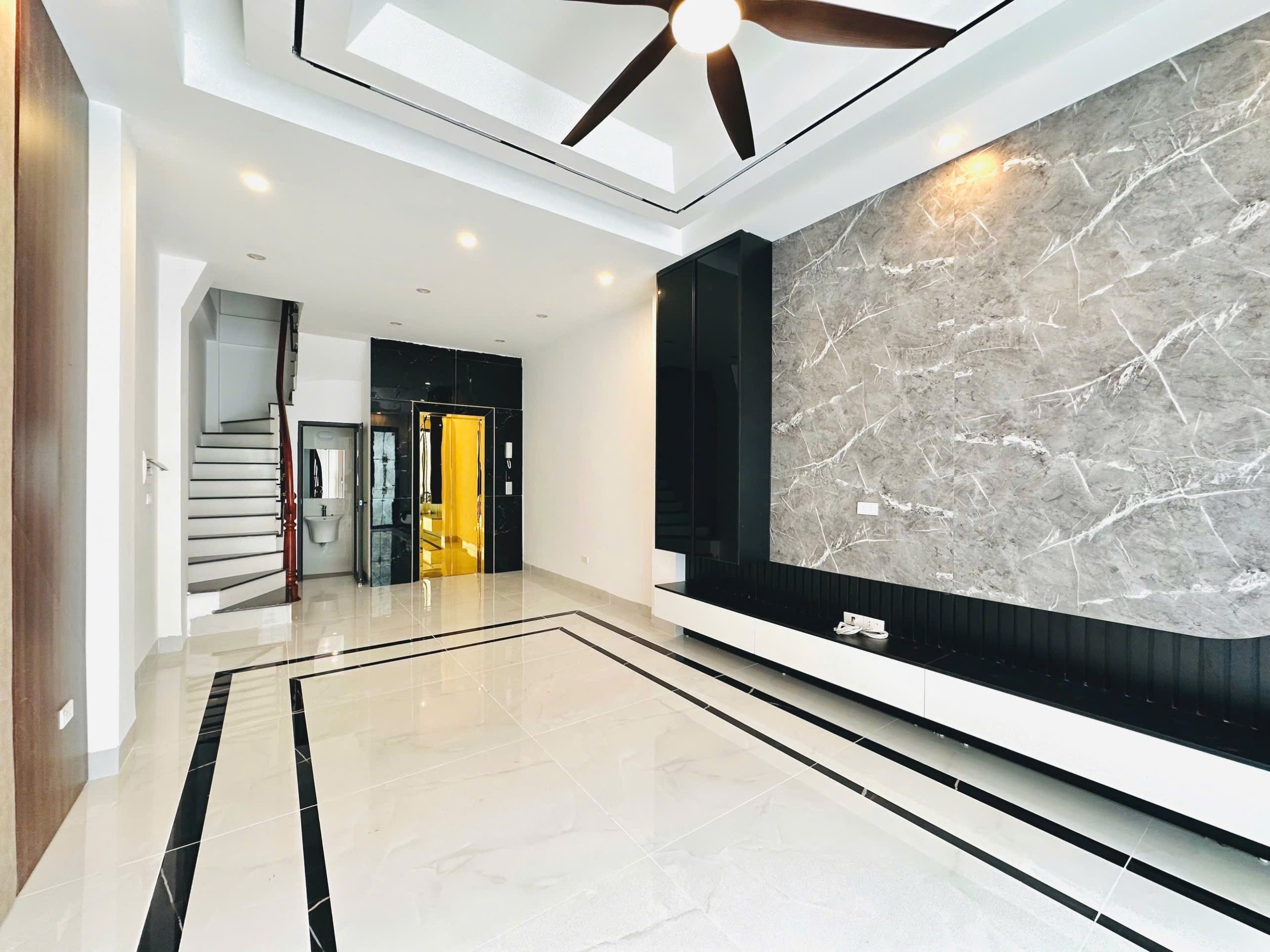 Bán nhà mặt phố Bát Khối, Long Biên – 45m² x 6 tầng, thang máy, gara ô tô, giá 11.9 tỷ