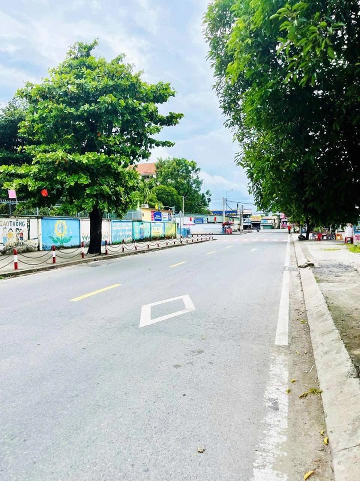 NHÀ MỚI HOÀN THIỆN 123M2 MẶT TIỀN ĐƯỜNG TÂN THỚI NHÌ, XE HƠI NGỦ TRONG SÂN. GẦN TRƯỜNG THCS LÝ CHÍNH THẮNG.