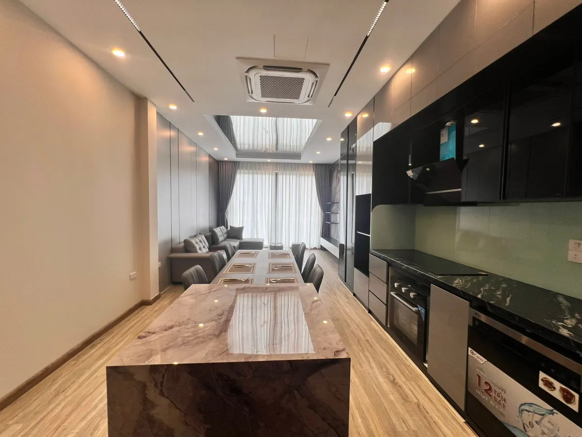 Bán nhà 8 tầng thang máy – khu Bộ Quốc Phòng Bát Khối, Long Biên – đường 12m, full nội thất –