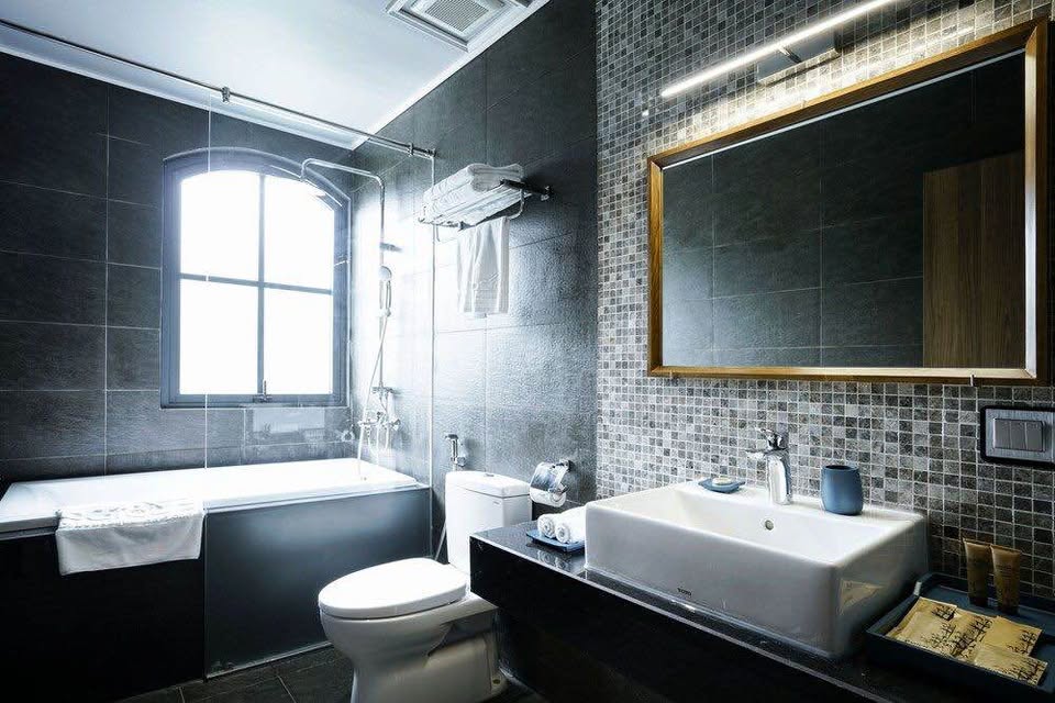 Chính chủ bán KHÁCH SẠN 5,5 TẦNG 337,5m2 Ven Biển. MẶT ĐƯỜNG ra Bãi Tắm trung tâm du lịch Bãi Cháy, Hạ Long.