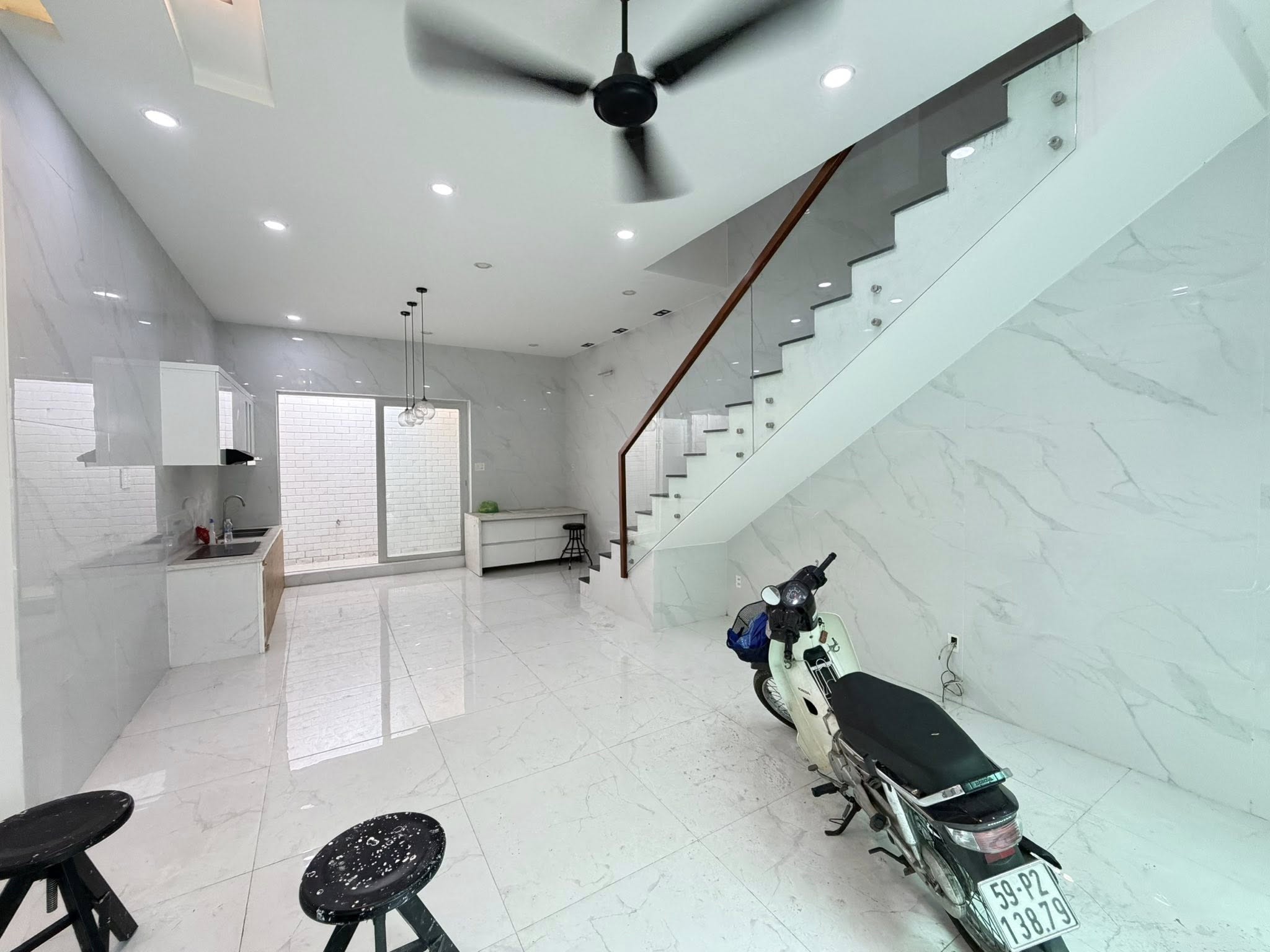 Bán gấp - hẻm xe hơi - giáp q1 - 42m2 - 3 tầng - 3pn - pháp lý chuẩn - nhỉnh 6 tỷ