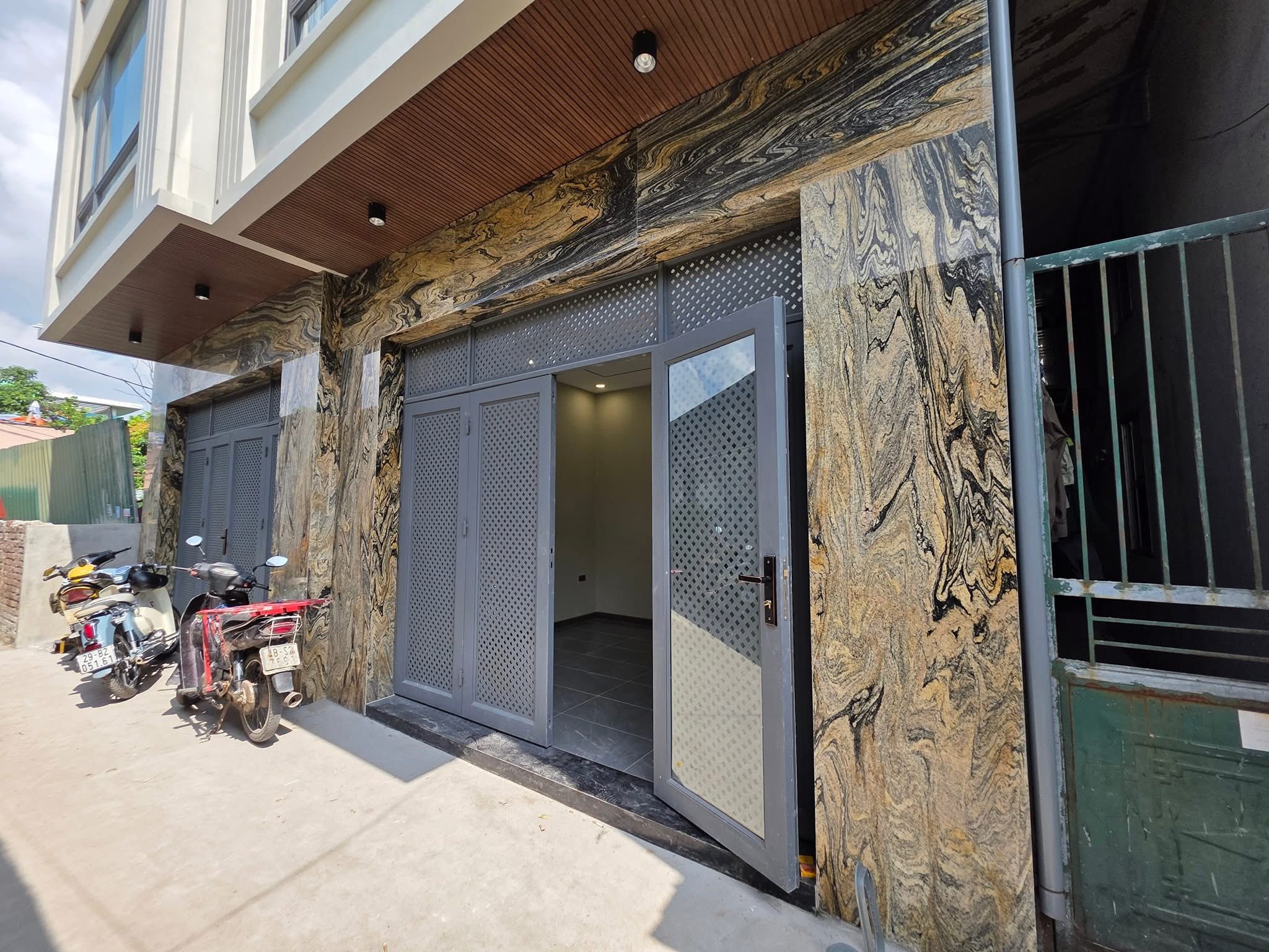 BÁN NHÀ MỚI ĐẸP LONG LANH–CÓ THANG MÁY CAO CẤP–NGAY PHỐ TRẠM, BÁT KHỐI–SỔ ĐỎ CHÍNH CHỦ. LH: 0385206294