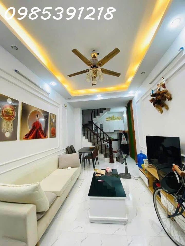 Cô Hoà sống một mình trong căn nhà Tân Mai rộng quá, giờ muốn bán để chuyển về ở cùng con gái. DT 36m² x 5 tầng, ba