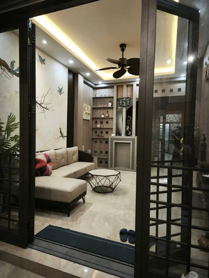 BAN NHÀ RIÊNG Ô TÔ ĐỖ CỬA PHỐ Nguyễn Văn Cừ 48 m2 X 5 Tầng MT 4.5 m,10.5 tỷ Long Biên Hà Nội.