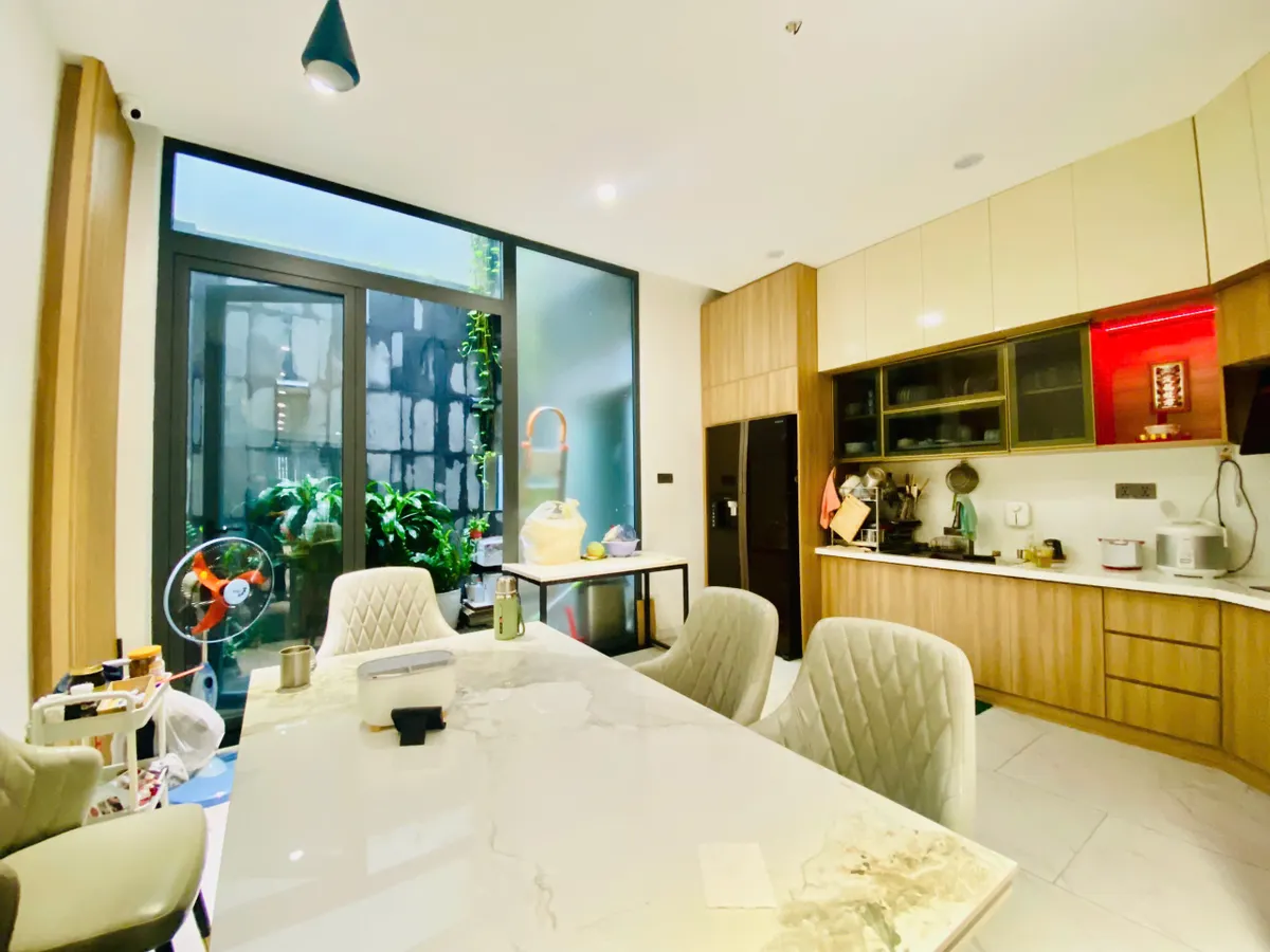 Tân Bình, gần Sân bay, hẻm 6m, 5 phòng ngủ, 4 tầng, rộng 4m, Pháp lý chuẩn, Linh hoạt công năng.