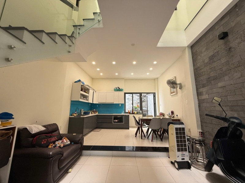 Bán nhà đuóng số 27 Hiệp Bình Chánh, Thủ Đức, 85m2, 3 tầng, 3PN, SH, Giá 12.3 tỷ.