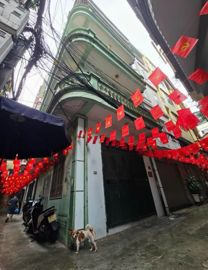 Siêu rẻ! Bán nhà 4 tầng cực đẹp, ô tô đỗ cửa tại Quan Nhân, ngõ thông sang phố Hoàng Ngân