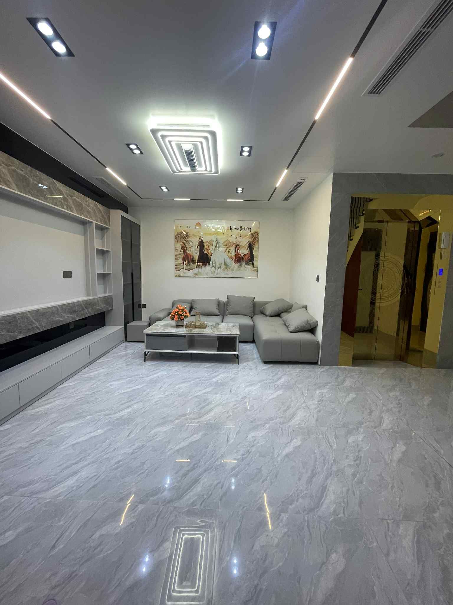 Bồ Đề 33m², 6 tầng, thang máy – 9.39 tỷ Nhà đẹp – Vị trí trung tâm – Sổ đỏ nở hậu