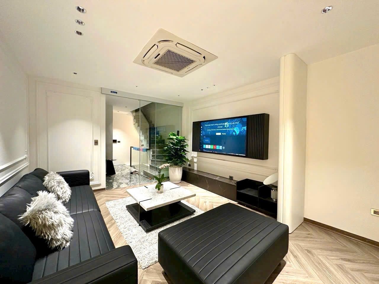 PHỐ TRẠM - 6 TẦNG THANG MÁY - FULL NỘI THẤT CHÂU ÂU - Ô TÔ VÀO NHÀ - VỊ TRÍ KIM CƯƠNG TRUNG TÂM LONG BIÊN