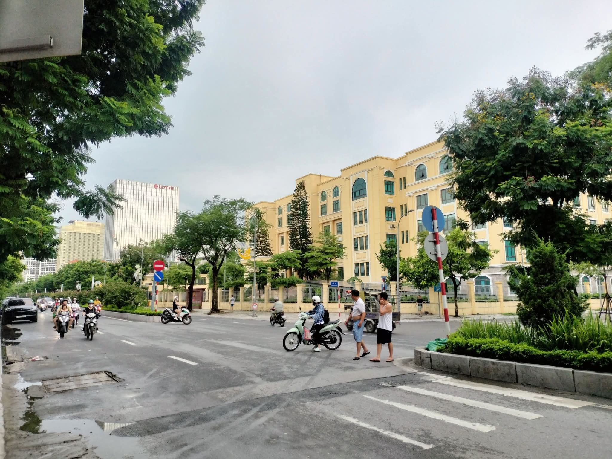 BÁN NHÀ 8 TẦNG THANG MÁY - TRUNG TÂM TÂY HỒ - 10M RA PHỐ GẦN LOTTE TÂY HỒ - NGÕ THÔNG Ô TÔ VÀO NHÀ - FULL NÔI THẤT KHÁCH MUA VỀ Ở NGAY - GIÁ 22.5 TỶ ,,